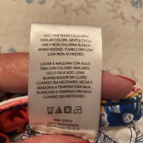 Size 8 Isaac Mizrahi New York Shorts - Navy and Pink Floral - Like New - Picture 12 of 12